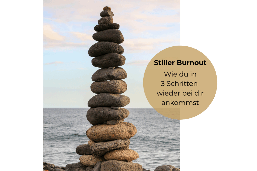 Stiller Burnout: Steinturm am Meer - Symbol für innere Ruhe, Sebstfürsorge und Verbindung zu sich selbst