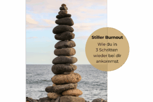 Stiller Burnout: Steinturm am Meer - Symbol für innere Ruhe, Sebstfürsorge und Verbindung zu sich selbst