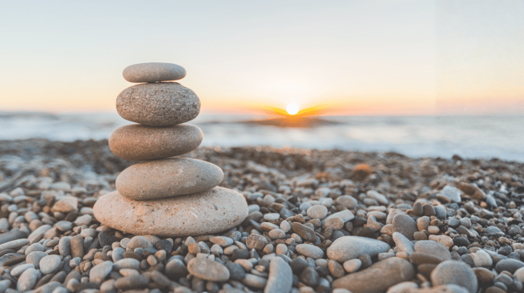 Stiller Burnout bei Führungskräften – aufgeschichtete Steine als Symbol für innere Erschöpfung und notwendige Balance